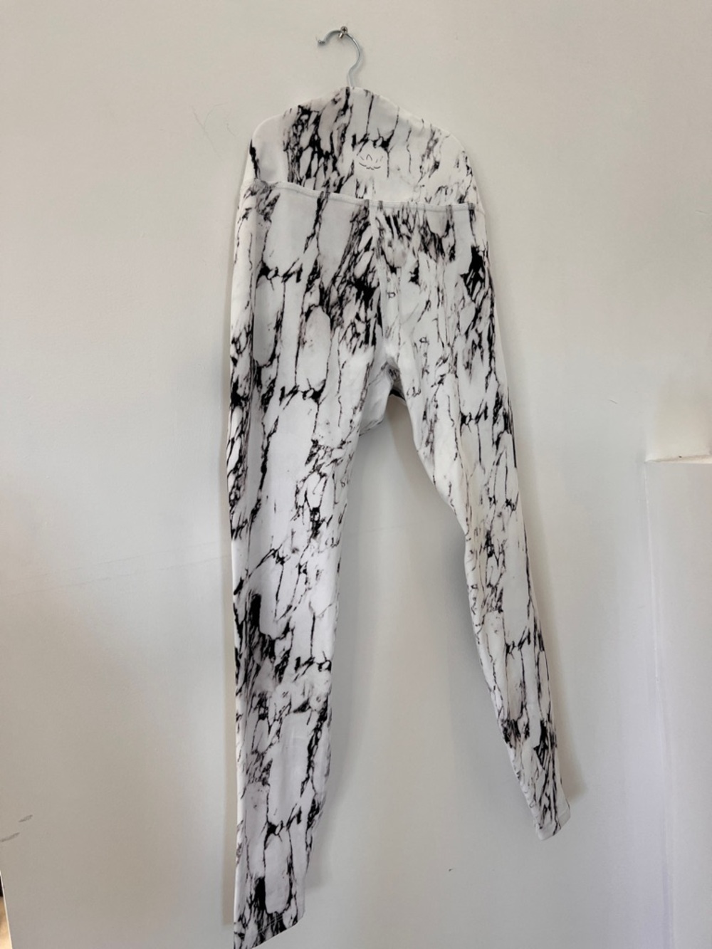 Beyond yoga M White Marble Print High-Waist Leggings - Picture 8 of 12